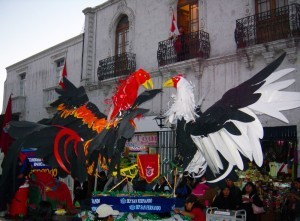 A cock-fighting float during the Arequipa Anniversary parade